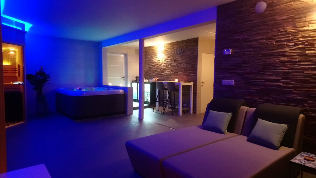 Luxe privésauna-unit met warme verlichting
