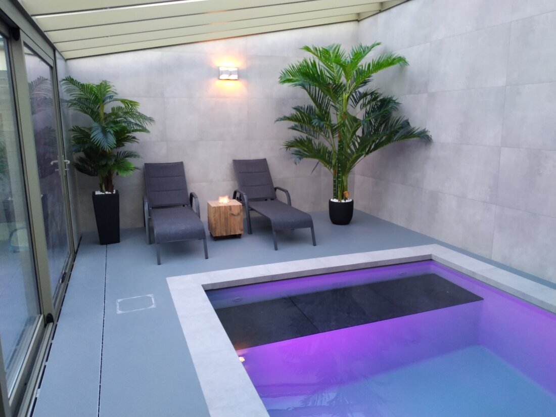 Moderne wellnessunit met jacuzzi en relaxzetels